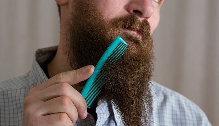 hombre peinándose la barba