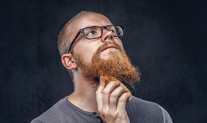 hombre usando un cepillo para barba